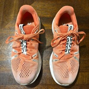 On Cloud Surfer Running Shoes